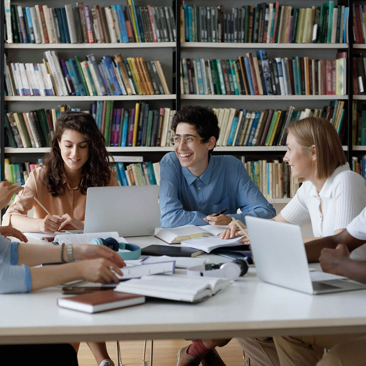 Pupils-learning in a library 