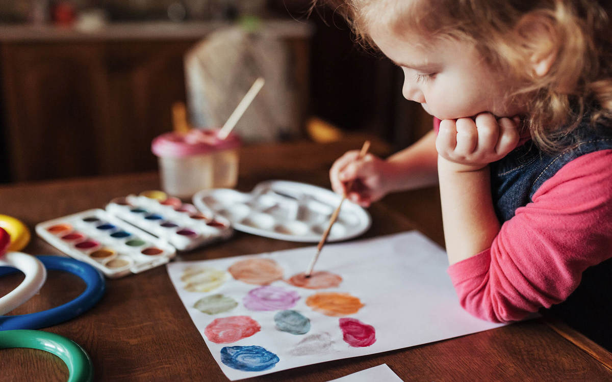 Pupils-learning painting coloured circles