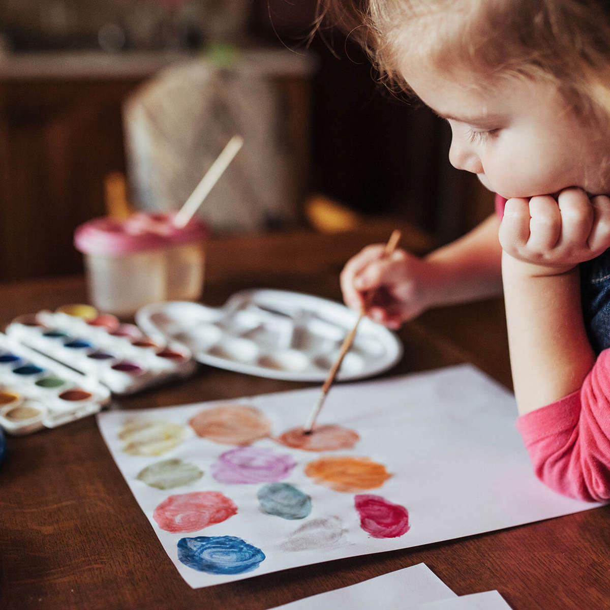 Pupils-learning painting coloured circles