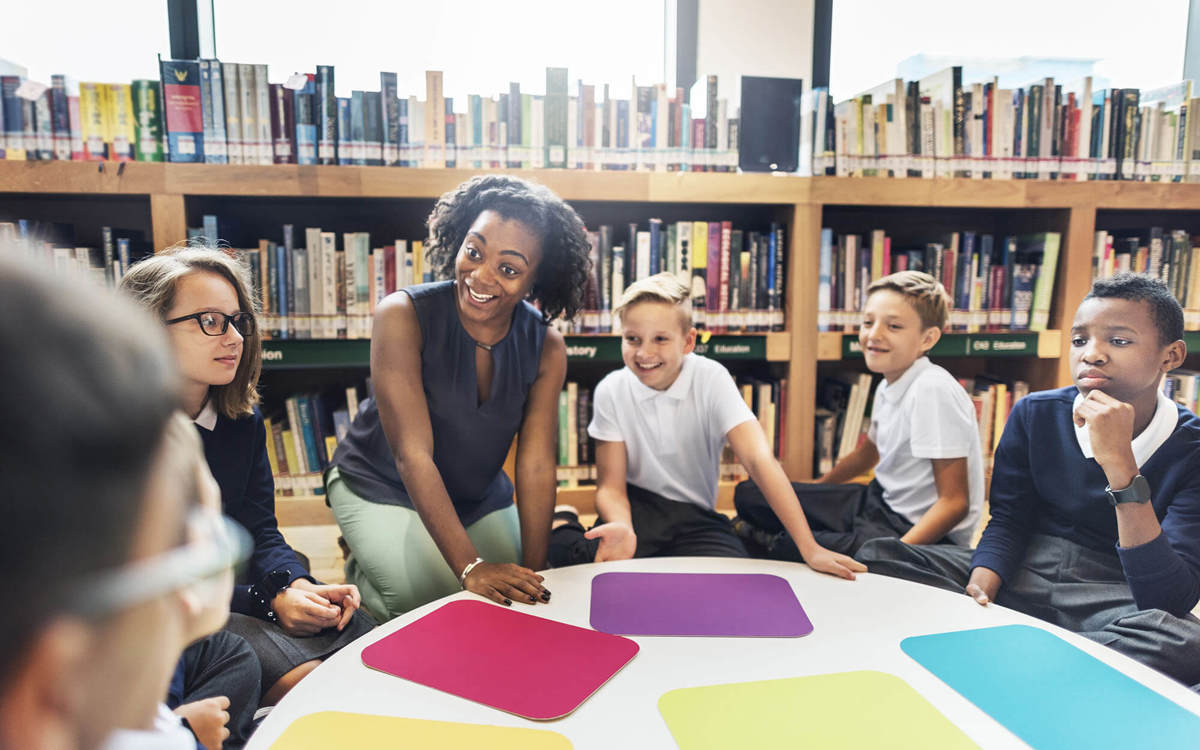 Pupils-learning class learning in the library around a table