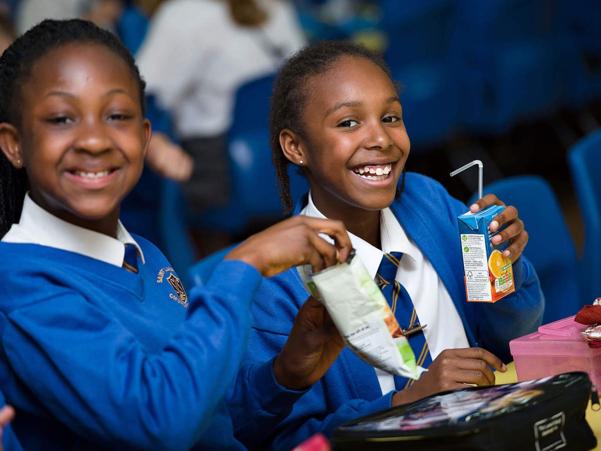 Pupils-learning having packed lunch