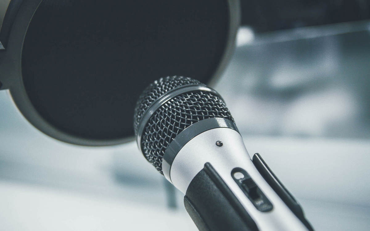 tools-resources microphone with a pop filter
