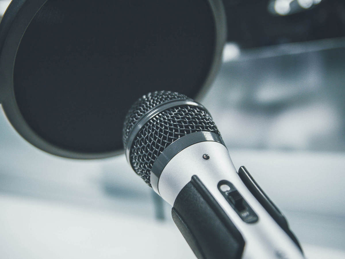 tools-resources microphone with a pop filter