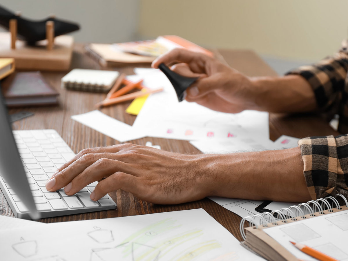 training someone using their computer whilst holding object